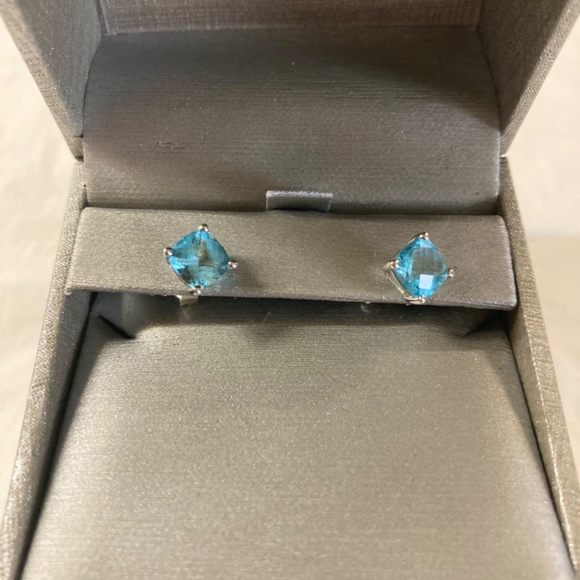 NIB 2MM Topaz Stud Earrings in White Gold - Picture 4 of 7